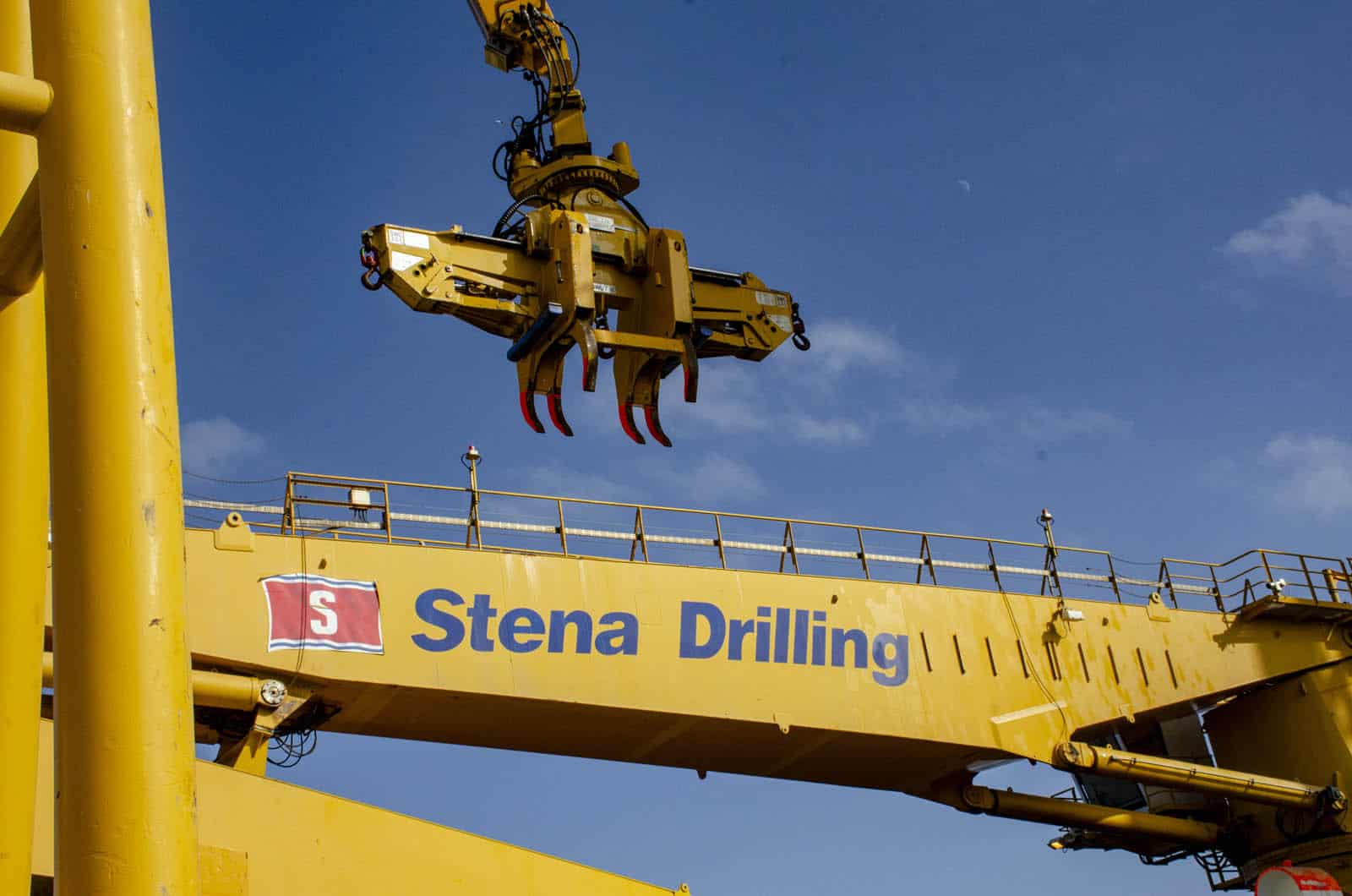 Stena Drilling label and a lifting machine